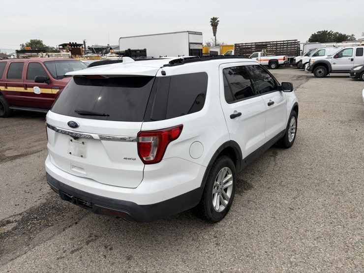 2016-ford-explorer-image-3