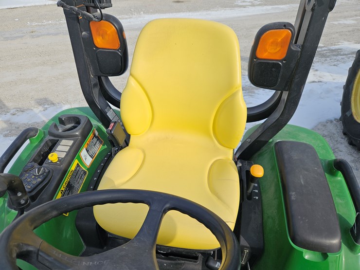 2017-john-deere-3033r-image-6