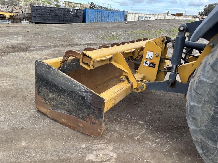 2017-deere-210l-image-4