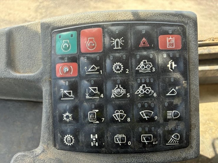 2018-deere-624k-image-18