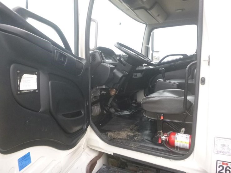 2013-hino-268-image-11