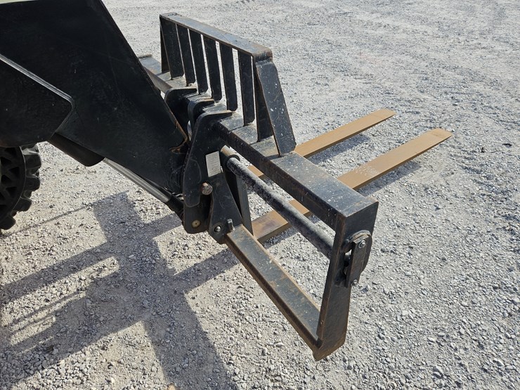 2017-jlg-8042-image-19