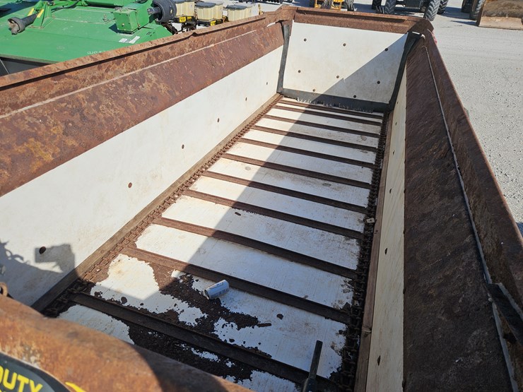#205593-•-2011-h-&-s-3143-manure-spreader-image-4
