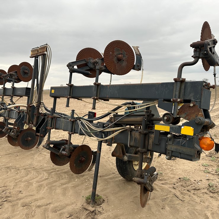 #38849 • Yetter 76" Twin Row Knife Applicator