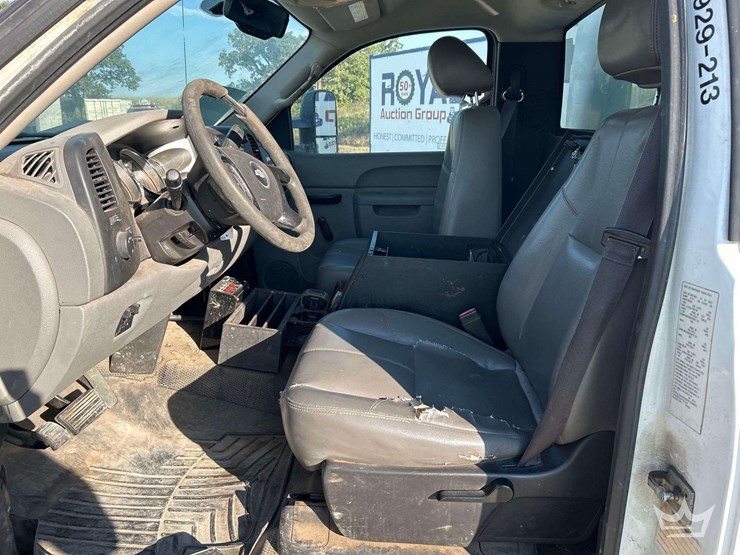 2013-chevrolet-silverado-3500hd-image-13