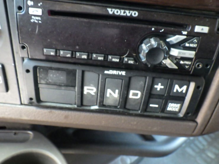 2017-volvo-vnl780-image-19