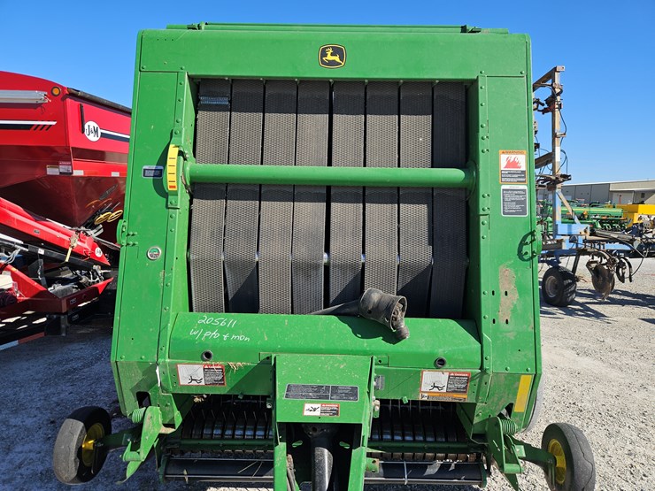 2011-john-deere-568-image-3