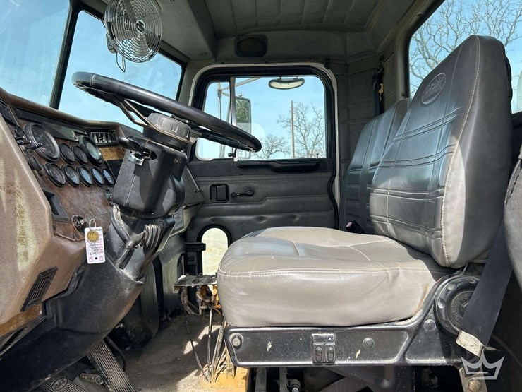 2001-peterbilt-330-image-13