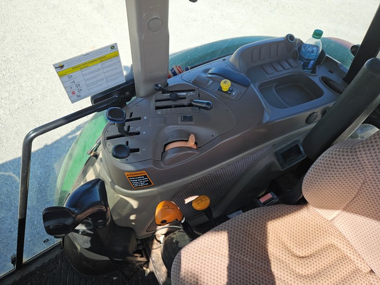 2015-john-deere-6105e-image-11