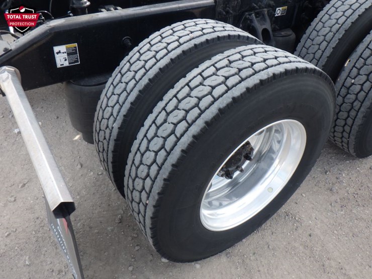 2023-peterbilt-579-image-8