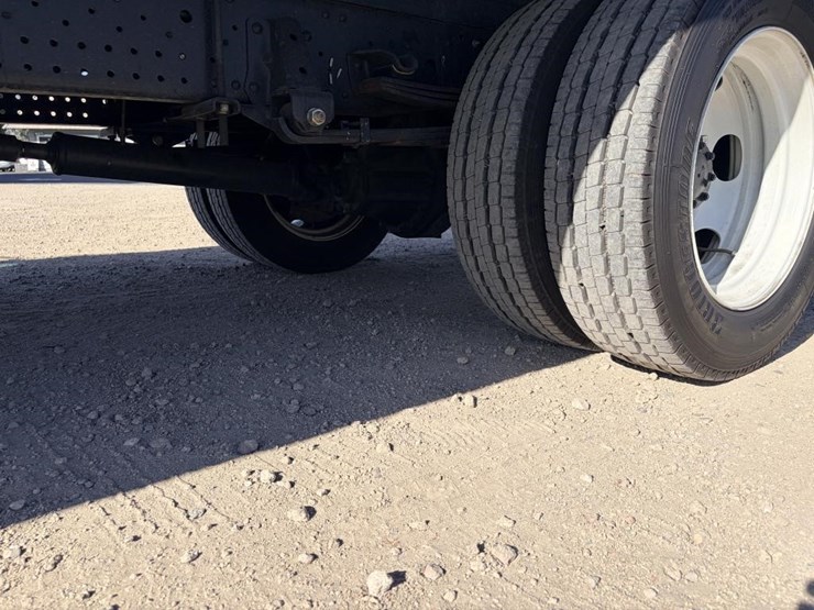 2023-isuzu-nrr-image-8