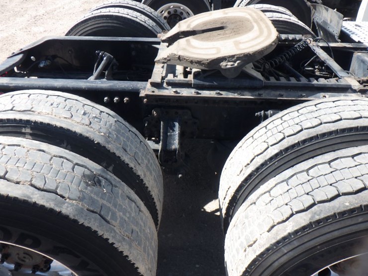 2017-volvo-vnl780-image-5