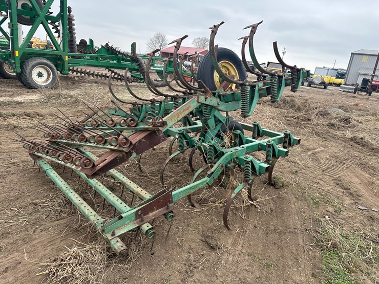 #40119-•-lot-of-(2)-7'-john-deere-cultivator-wings-image-3