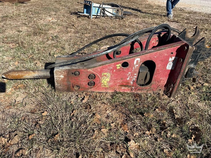 hydraulic-breaker-excavator-attachment-image-1