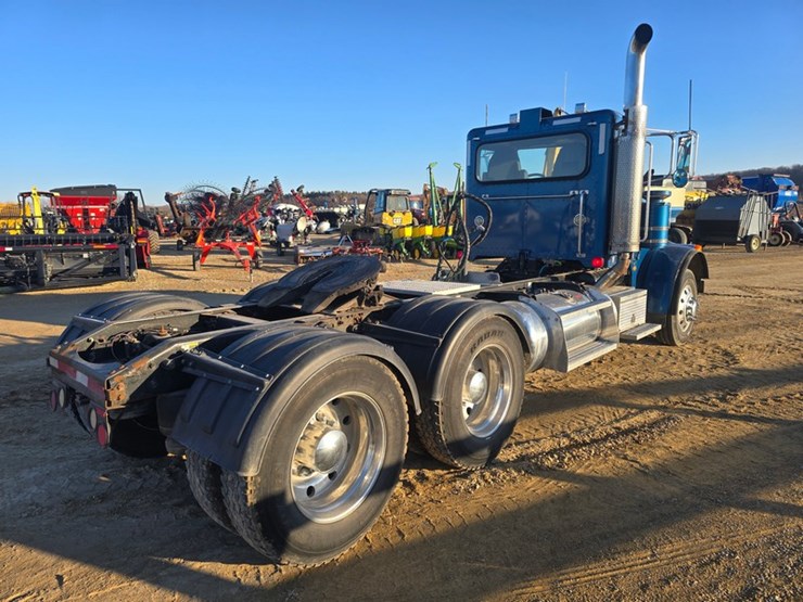 2010-peterbilt-367-image-7