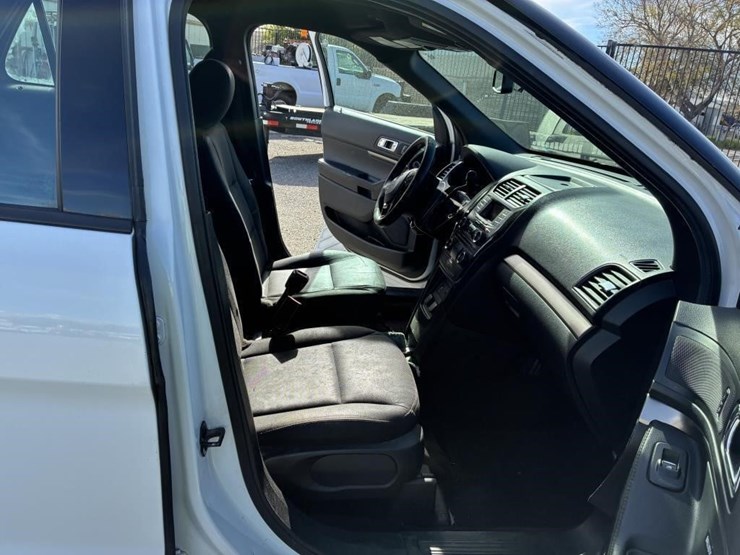 2018-ford-explorer-image-10