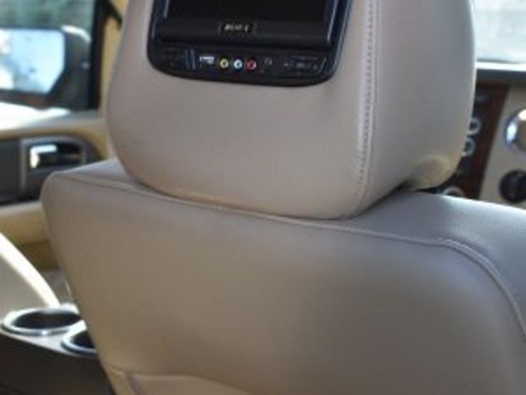 2014-ford-expedition-image-16