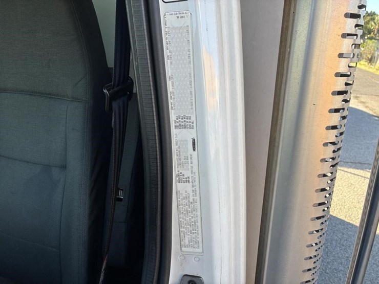 2010-freightliner-m2-106-image-12