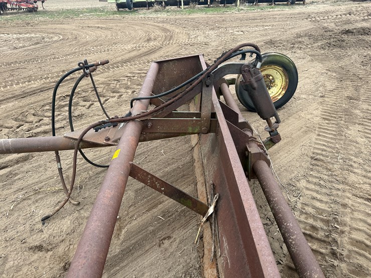 john-deere-810-image-16