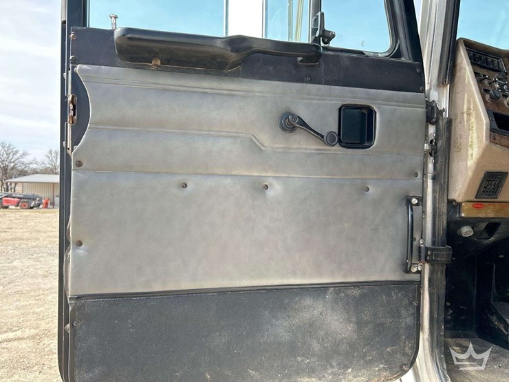 2001-peterbilt-330-image-12