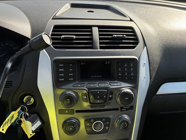 2015-ford-explorer-image-15