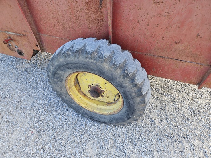 #205212-•-schuler-4x10-feed-wagon-image-8