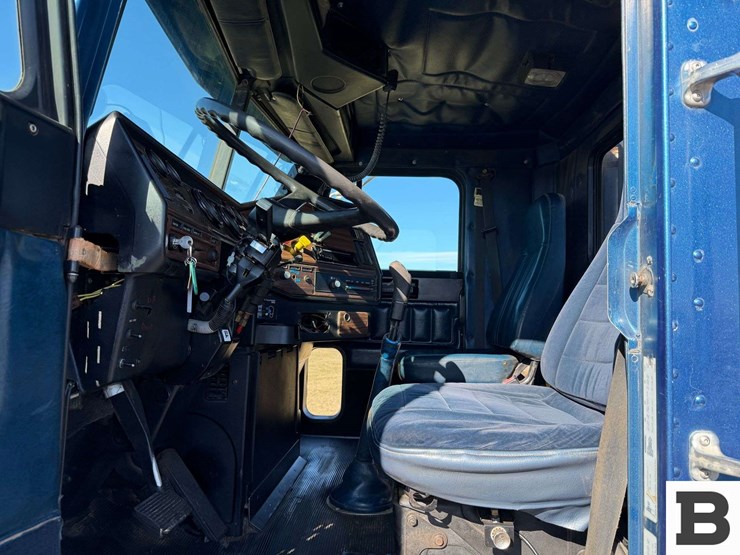 1995-freightliner-fld112-image-45