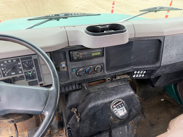 1997-international-4700-image-9