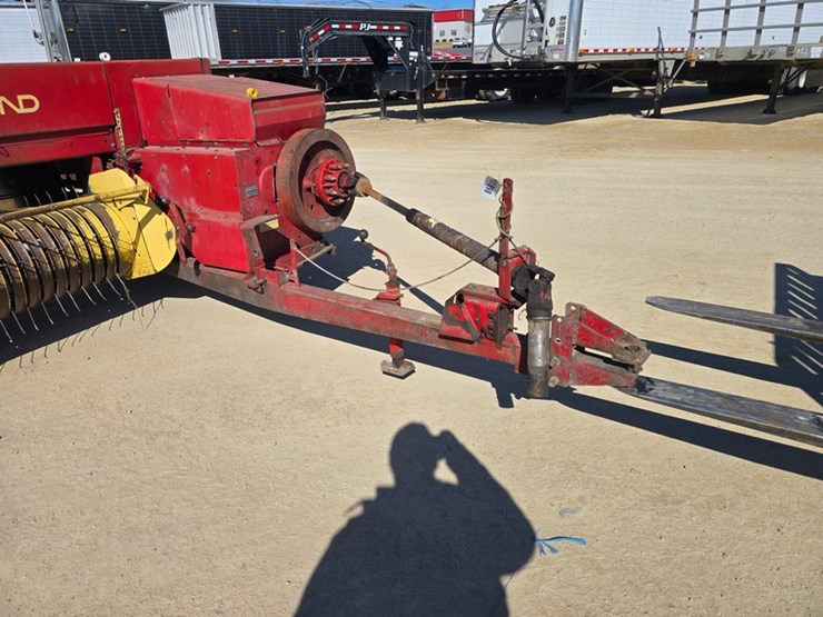 new-holland-320-image-8