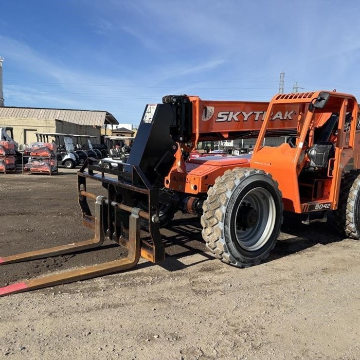 2017 JLG 8042