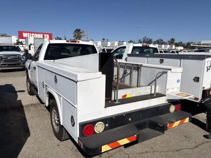 2011-chevrolet-2500-image-2