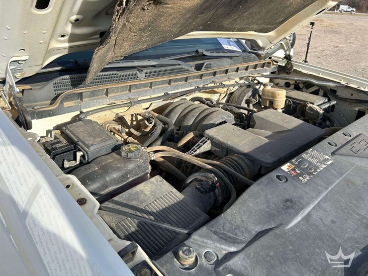 2016-chevrolet-silverado-4x4-crew-cab-pickup-truck-image-9