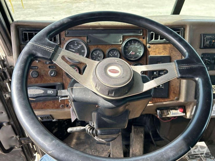 2001-peterbilt-330-image-15
