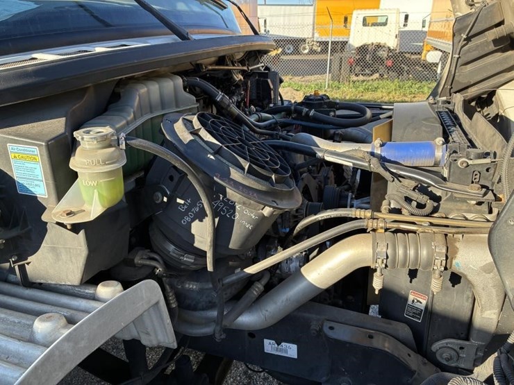 2010-freightliner-m2-106-image-7