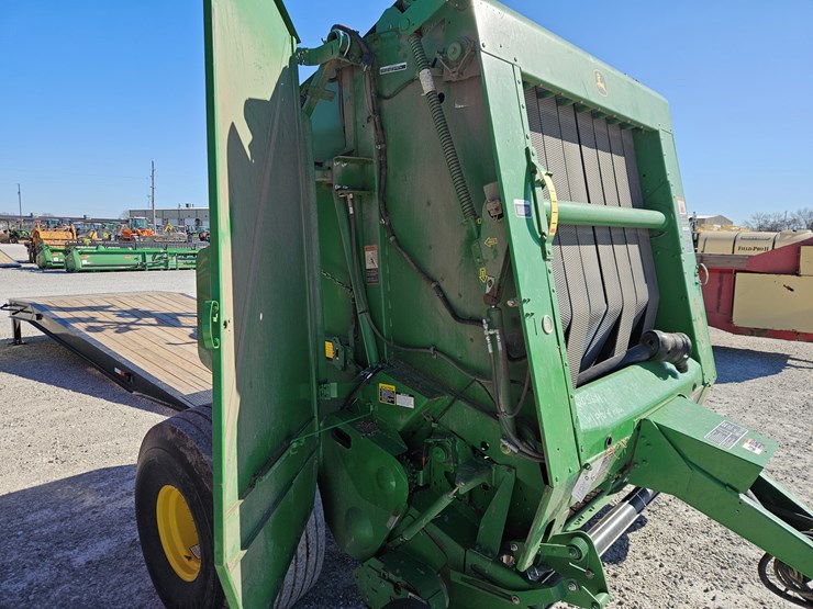 2011-john-deere-568-image-11