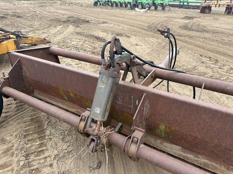 john-deere-810-image-11