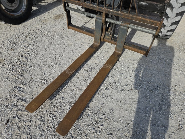 2017-jlg-8042-image-3