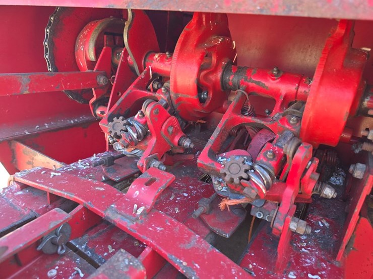 new-holland-320-image-16