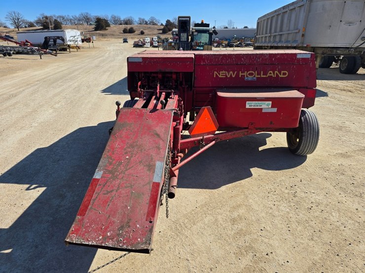 new-holland-320-image-4