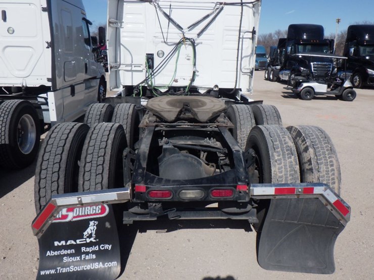 2017-volvo-vnl780-image-9