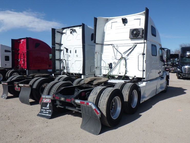 2017-volvo-vnl780-image-8