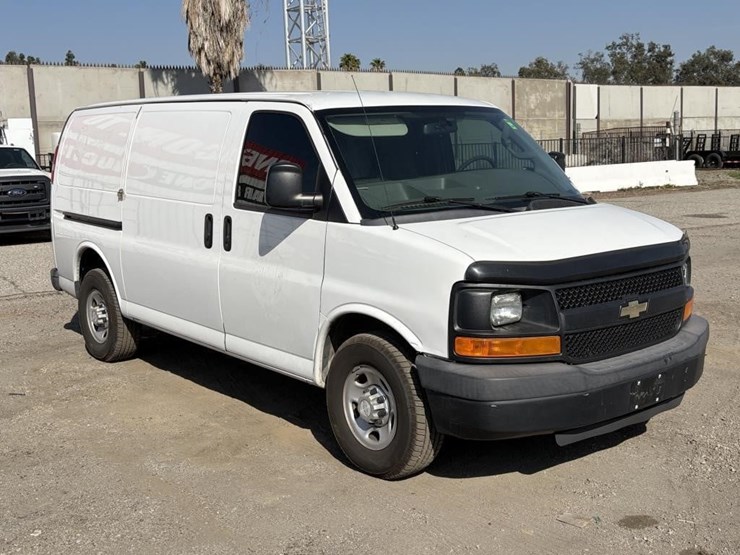 2016-chevrolet-express-2500-image-2