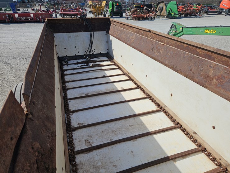 #205593-•-2011-h-&-s-3143-manure-spreader-image-8