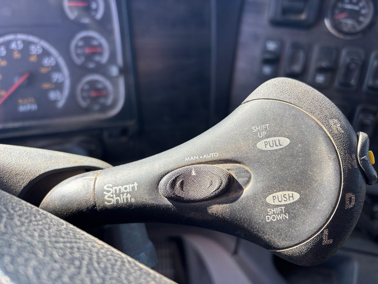 2009-freightliner-columbia-120-image-23