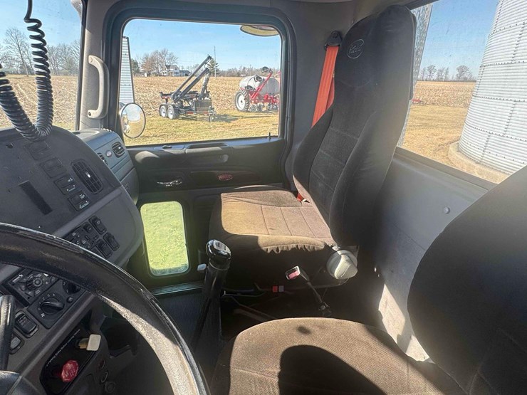 2012-peterbilt-386-image-38