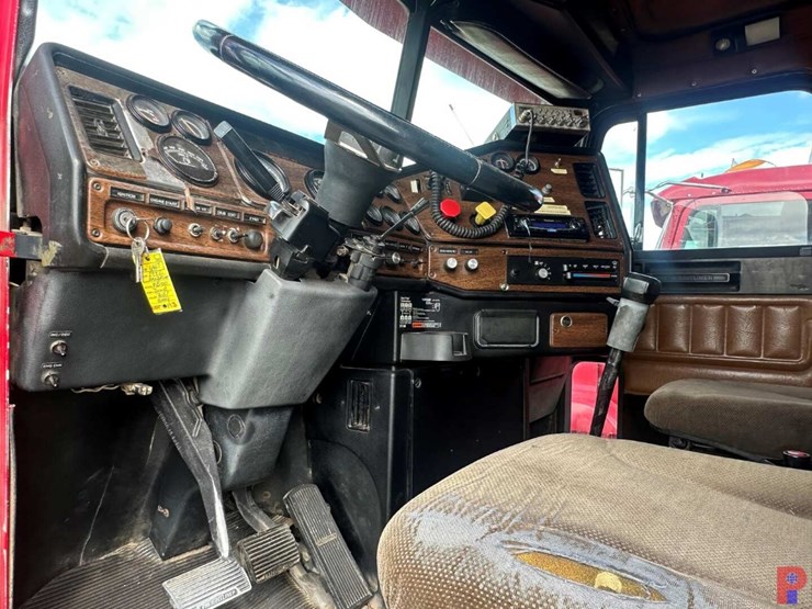 1992-freightliner-fld120-image-12