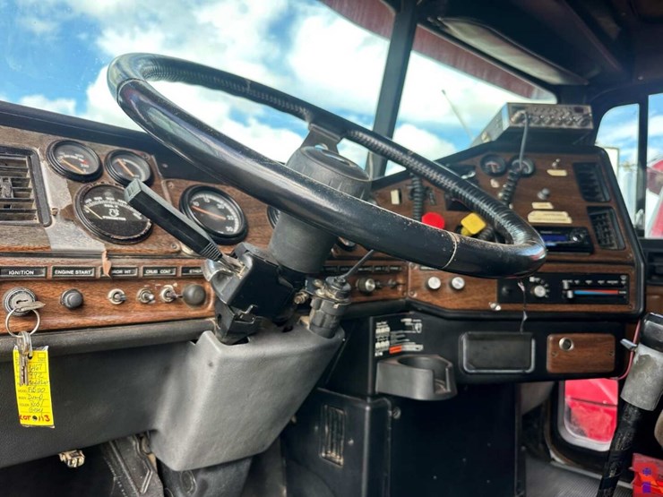 1992-freightliner-fld120-image-10