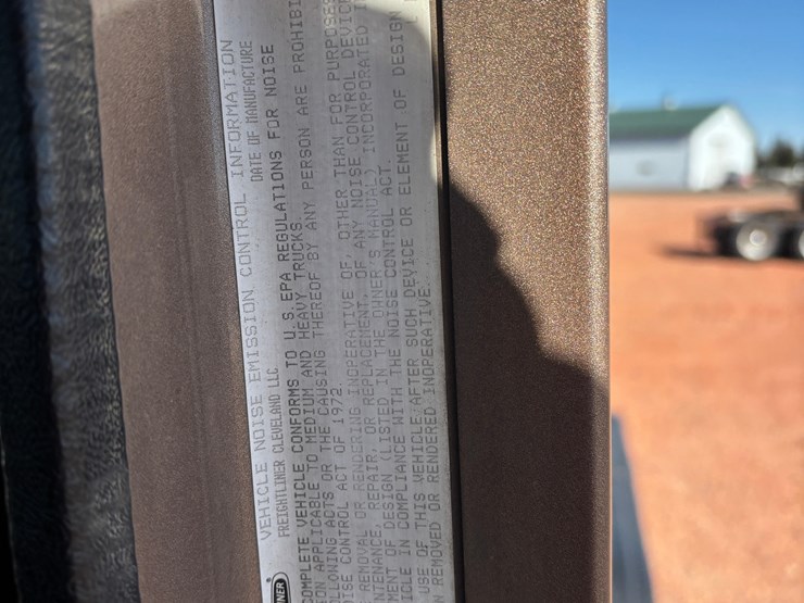 2009-freightliner-columbia-120-image-24