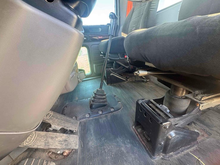 2012-peterbilt-386-image-45