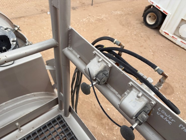 spm-qws1000s-quintuplex-10k-wp-acid-pumper-mtd-on-2008-mertz-t/a-trailer-image-22